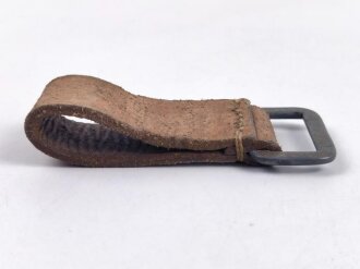 Aufschiebeschlaufe Wehrmacht . Wurde benutzt um z.B. die Feldflasche ans Koppel zu hängen