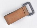 Aufschiebeschlaufe Wehrmacht . Wurde benutzt um z.B. die Feldflasche ans Koppel zu hängen