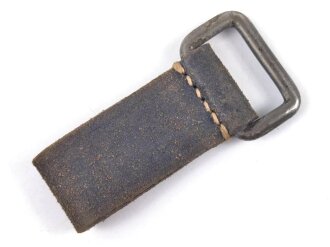 Aufschiebeschlaufe Wehrmacht . Wurde benutzt um z.B. die Feldflasche ans Koppel zu hängen