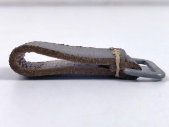 Aufschiebeschlaufe Wehrmacht . Wurde benutzt um z.B. die Feldflasche ans Koppel zu hängen