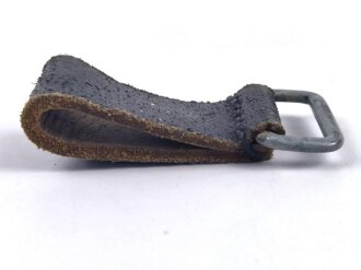 Aufschiebeschlaufe Wehrmacht . Wurde benutzt um z.B. die Feldflasche ans Koppel zu hängen