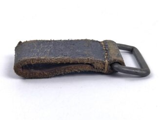 Aufschiebeschlaufe Wehrmacht . Wurde benutzt um z.B. die Feldflasche ans Koppel zu hängen