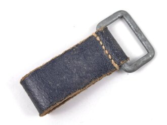 Aufschiebeschlaufe Wehrmacht . Wurde benutzt um z.B. die Feldflasche ans Koppel zu hängen