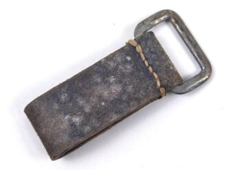 Aufschiebeschlaufe Wehrmacht . Wurde benutzt um z.B. die Feldflasche ans Koppel zu hängen