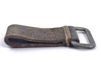 Aufschiebeschlaufe Wehrmacht . Wurde benutzt um z.B. die Feldflasche ans Koppel zu hängen