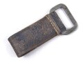 Aufschiebeschlaufe Wehrmacht . Wurde benutzt um z.B. die Feldflasche ans Koppel zu hängen