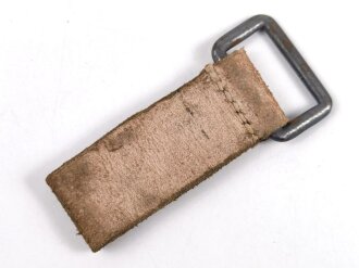 Aufschiebeschlaufe Wehrmacht, mit Reichsbetriebsnummer . Wurde benutzt um z.B. die Feldflasche ans Koppel zu hängen