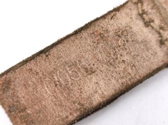 Aufschiebeschlaufe Wehrmacht, mit Reichsbetriebsnummer . Wurde benutzt um z.B. die Feldflasche ans Koppel zu hängen