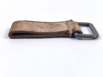 Aufschiebeschlaufe Wehrmacht, mit Reichsbetriebsnummer . Wurde benutzt um z.B. die Feldflasche ans Koppel zu hängen