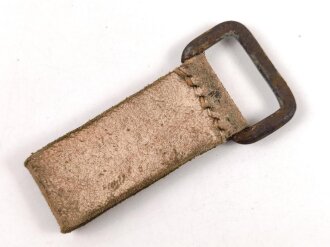 Aufschiebeschlaufe Wehrmacht, mit Reichsbetriebsnummer . Wurde benutzt um z.B. die Feldflasche ans Koppel zu hängen