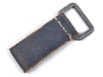 Aufschiebeschlaufe Wehrmacht, mit Reichsbetriebsnummer . Wurde benutzt um z.B. die Feldflasche ans Koppel zu hängen