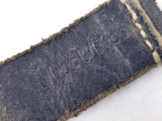 Aufschiebeschlaufe Wehrmacht, mit Reichsbetriebsnummer . Wurde benutzt um z.B. die Feldflasche ans Koppel zu hängen