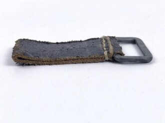 Aufschiebeschlaufe Wehrmacht, mit Reichsbetriebsnummer . Wurde benutzt um z.B. die Feldflasche ans Koppel zu hängen