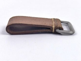 Aufschiebeschlaufe Wehrmacht, datiert 1937 . Wurde benutzt um z.B. die Feldflasche ans Koppel zu hängen