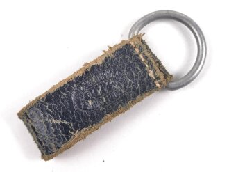 Aufschiebeschlaufe Wehrmacht, datiert 1943 . Wurde benutzt um z.B. die Feldflasche ans Koppel zu hängen