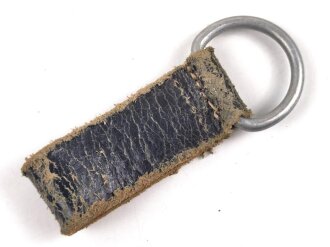 Aufschiebeschlaufe Wehrmacht, datiert 1943 . Wurde benutzt um z.B. die Feldflasche ans Koppel zu hängen