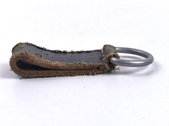 Aufschiebeschlaufe Wehrmacht, datiert 1943 . Wurde benutzt um z.B. die Feldflasche ans Koppel zu hängen