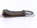 Aufschiebeschlaufe Wehrmacht, datiert 1943 . Wurde benutzt um z.B. die Feldflasche ans Koppel zu hängen