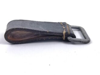 Aufschiebeschlaufe Wehrmacht, datiert 1940 . Wurde benutzt um z.B. die Feldflasche ans Koppel zu hängen