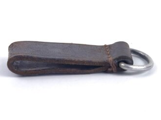 Aufschiebeschlaufe Wehrmacht, datiert 1939 . Wurde benutzt um z.B. die Feldflasche ans Koppel zu hängen