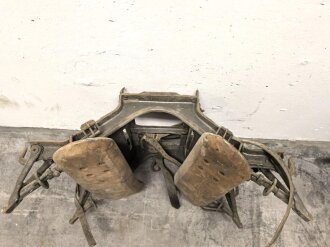 Reichswehr und frühe Wehrmacht, Tragsattel mit zwei anhängenden Kraxen für Gebirgstruppen. Originallack, grob gereinigt