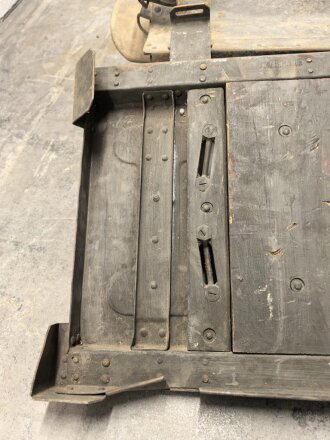 Reichswehr und frühe Wehrmacht, Tragsattel mit zwei anhängenden Kraxen für Gebirgstruppen. Originallack, grob gereinigt