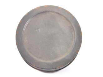 Tier Entgiftungsbüchse 42 der Wehrmacht. Grob gereinigter Speicherfund, datiert 1944