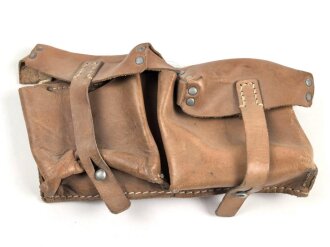 Magazintasche Wehrmacht für 2 Magazine K43 / G43. Hersteller ros 1944. Ungereinigt, etwas aus der Form geraten.