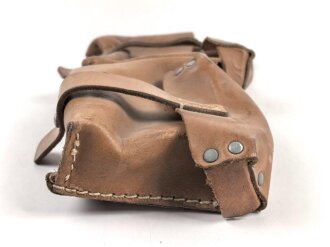 Magazintasche Wehrmacht für 2 Magazine K43 / G43. Hersteller ros 1944. Ungereinigt, etwas aus der Form geraten.