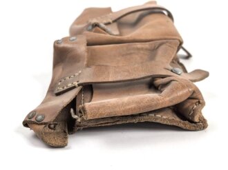 Magazintasche Wehrmacht für 2 Magazine K43 / G43. Hersteller ros 1944. Ungereinigt, etwas aus der Form geraten.