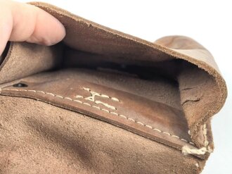 Magazintasche Wehrmacht für 2 Magazine K43 / G43. Hersteller ros 1944. Ungereinigt, etwas aus der Form geraten.