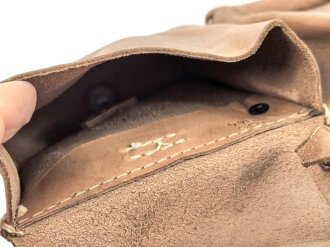 Magazintasche Wehrmacht für 2 Magazine K43 / G43. Hersteller ros 1944. Ungereinigt, etwas aus der Form geraten.