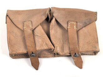 Magazintasche Wehrmacht für 2 Magazine K43 / G43. Hersteller ros 1944. Ungereinigt, etwas aus der Form geraten.