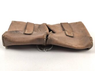Magazintasche Wehrmacht für 2 Magazine K43 / G43. Hersteller ros 1944. Ungereinigt, etwas aus der Form geraten.