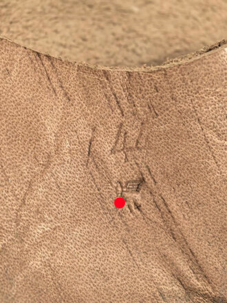 Magazintasche Wehrmacht für 2 Magazine K43 / G43. Hersteller unleserlich, datiert 1944. Ungereinigt, etwas aus der Form geraten.