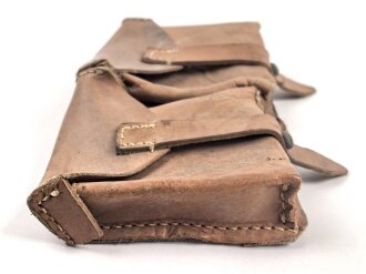 Magazintasche Wehrmacht für 2 Magazine K43 / G43. Hersteller unleserlich, datiert 1944. Ungereinigt, etwas aus der Form geraten.