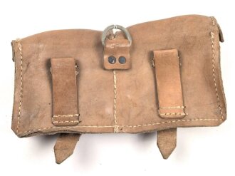 Magazintasche Wehrmacht für 2 Magazine K43 / G43. Hersteller unleserlich, datiert 1944. Ungereinigt, etwas aus der Form geraten.