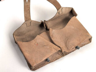 Magazintasche Wehrmacht für 2 Magazine K43 / G43. Hersteller unleserlich, datiert 1944. Ungereinigt, etwas aus der Form geraten.