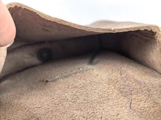 Magazintasche Wehrmacht für 2 Magazine K43 / G43. Hersteller unleserlich, datiert 1944. Ungereinigt, etwas aus der Form geraten.