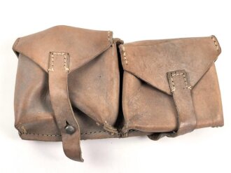 Magazintasche Wehrmacht für 2 Magazine K43 / G43.  Ungereinigt, etwas aus der Form geraten.