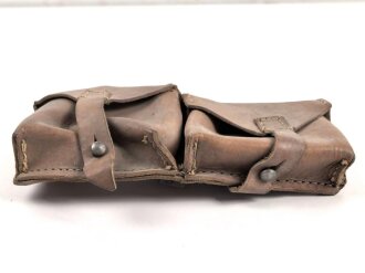Magazintasche Wehrmacht für 2 Magazine K43 / G43.  Ungereinigt, etwas aus der Form geraten.