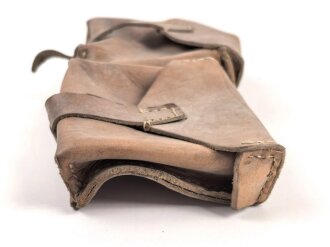 Magazintasche Wehrmacht für 2 Magazine K43 / G43.  Ungereinigt, etwas aus der Form geraten.