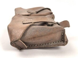 Magazintasche Wehrmacht für 2 Magazine K43 / G43.  Ungereinigt, etwas aus der Form geraten.