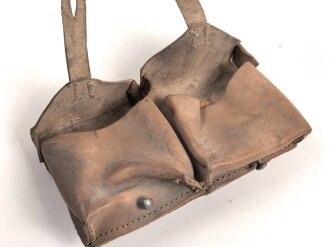 Magazintasche Wehrmacht für 2 Magazine K43 / G43.  Ungereinigt, etwas aus der Form geraten.