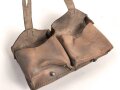 Magazintasche Wehrmacht für 2 Magazine K43 / G43.  Ungereinigt, etwas aus der Form geraten.