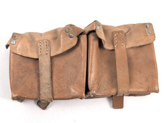 Magazintasche Wehrmacht für 2 Magazine K43 / G43. Hersteller ros 1944. Ungereinigt, etwas aus der Form geraten.