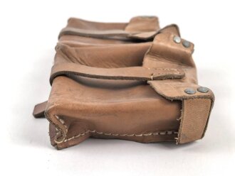 Magazintasche Wehrmacht für 2 Magazine K43 / G43. Hersteller ros 1944. Ungereinigt, etwas aus der Form geraten.