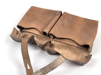 Magazintasche Wehrmacht für 2 Magazine K43 / G43. Hersteller ros 1944. Ungereinigt, etwas aus der Form geraten.