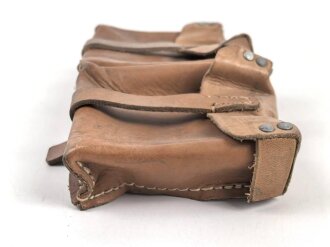 Magazintasche Wehrmacht für 2 Magazine K43 / G43. Hersteller ros 1944. Ungereinigt, etwas aus der Form geraten.