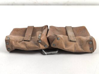 Magazintasche Wehrmacht für 2 Magazine K43 / G43. Hersteller ros 1944. Ungereinigt, etwas aus der Form geraten.